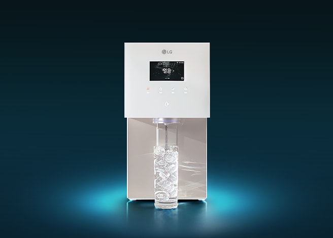검은색 배경에 은은한 조명과 함께 LG 퓨리케어 얼음정수기와 얼음이 가득 담긴 컵이 같이 배치되어 있습니다